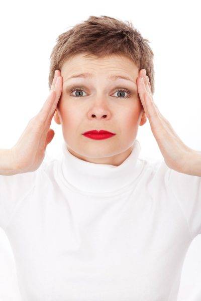 picture of woman with headache from digital eye strain