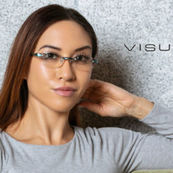 woman wearng Visualites reading glasses