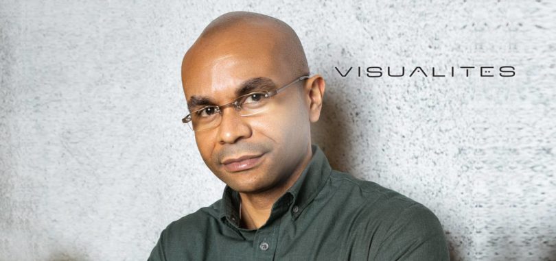 man wearing Visualites rimless reading glasses